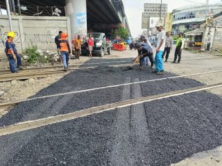KAI Daop 1 Jakarta Tingkatkan Keselamatan di Perlintasan Sebidang Cikampek dengan Pengerasan Jalan