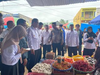 Plt Bupati Koltim Sidak Pasar Ladongi, Pastikan Stabilitas Harga dan Stok Pangan