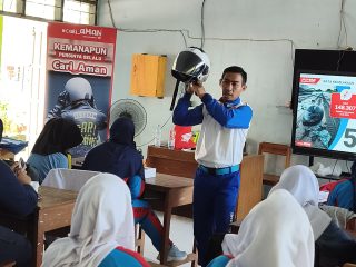 Edukasi Safety Riding di SMAN 8 Gowa: Asmo Sulsel Tekankan Pentingnya Fokus dan Helm