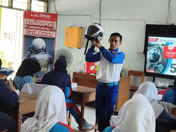 Edukasi Safety Riding di SMAN 8 Gowa: Asmo Sulsel Tekankan Pentingnya Fokus dan Helm