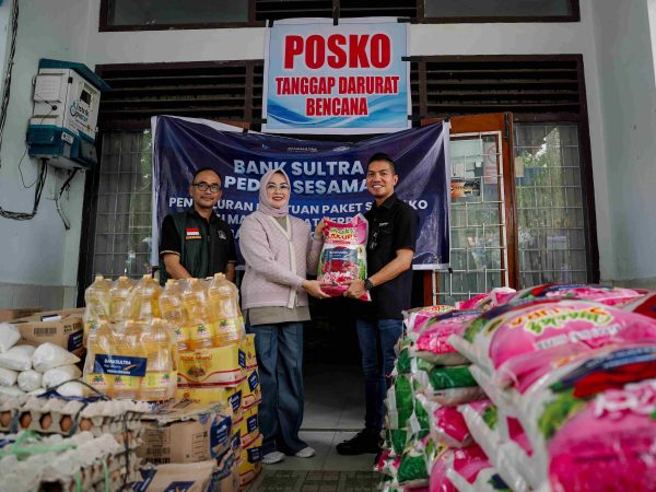 Bank Sultra Salurkan CSR 300 Paket Sembako untuk Warga Terdampak Banjir di Kota Kendari