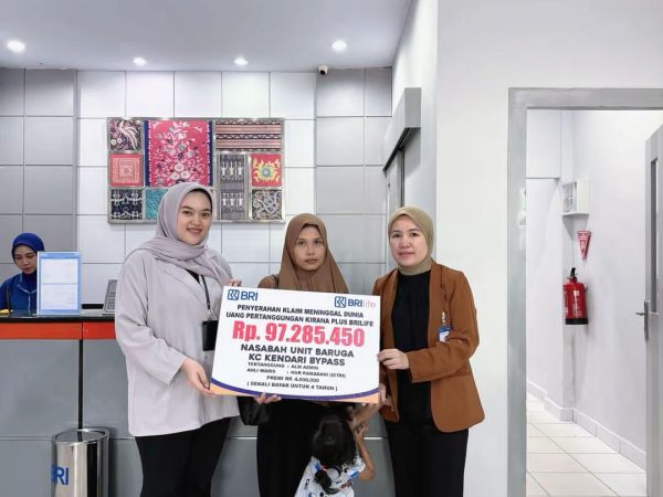 BRI BO Kendari Bypass Serahkan Klaim Asuransi BRILife Kirana Plus kepada Ahli Waris Nasabah