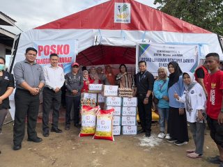 Manajemen Claro Kendari Salurkan Bantuan untuk Warga Terdampak Banjir Wanggu