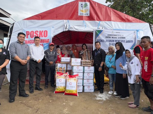 Manajemen Claro Kendari Salurkan Bantuan untuk Warga Terdampak Banjir Wanggu