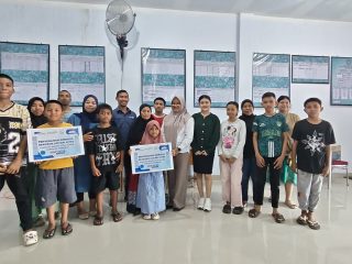 Grup Astra Makassar Salurkan Beasiswa Lestari Astra untuk 10 Pelajar KBA Burasa Rappocini