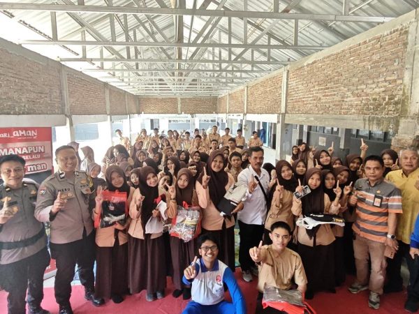 Asmo Sulsel dan Polsek Somba Opu Edukasi Siswa SMKN 14 Gowa Pentingnya Penerapan Safety Riding